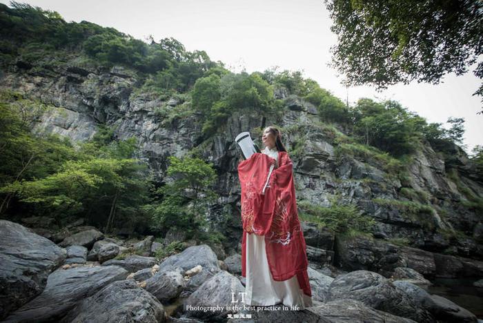 俄军大动作!1500辆坦克直扑前线,普京:关乎国家存亡,必须赢